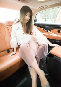 清纯甜美大美女也来媳妇车模了，真是靓呀