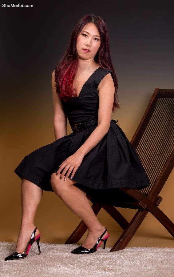 活力四射的熟妇辛迪，影棚内穿细高跟鞋拍写真[第9张/共19张]