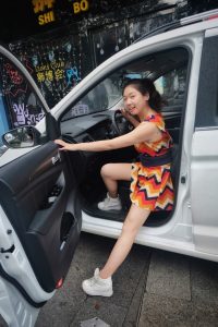 丰满的榴榴嫂彩虹裙大白腿