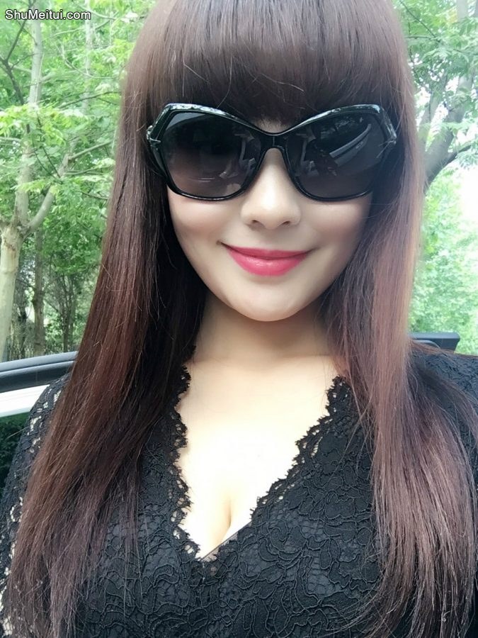 性感的长发嫂子在私家车旁边拍的生活照[第5张/共13张]