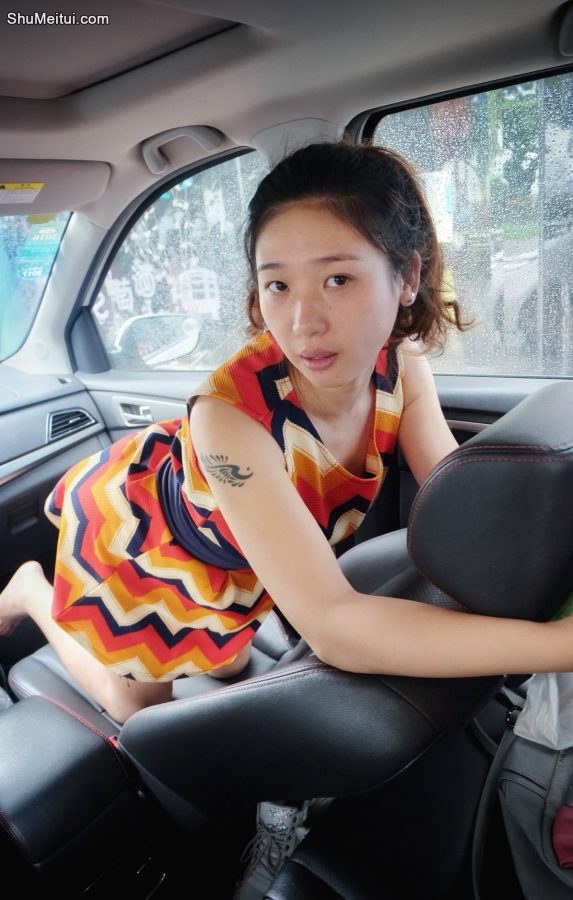 丰满的榴榴嫂彩虹裙大白腿[第7张/共29张]