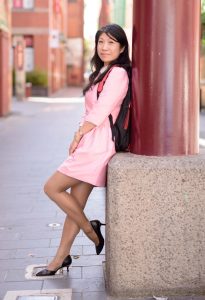 据说这位熟妇大姐是社区的一枝花，老头知己一大帮的