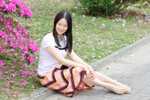 熟女Elin姐坐在花丛旁边露玉腿白脚