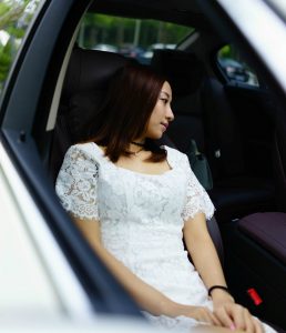 宝马年轻美妇小柯当车模来喽，不差钱就图上个镜