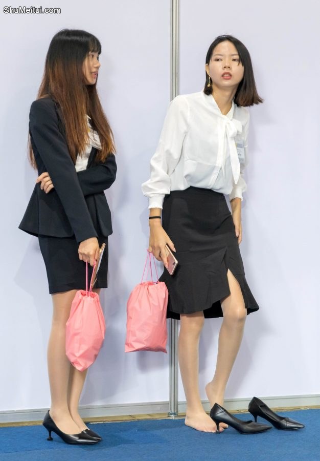 OL制服女脱高跟鞋鞋被拍到了，她的眼神很有杀伤力哦[第2张/共5张]