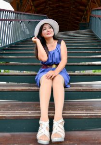 丰满的欣嫂拥有一双肥硕的肉丝腿