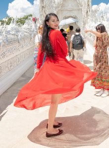 红色长裙的性感美妇就像火焰一样融化了所有人