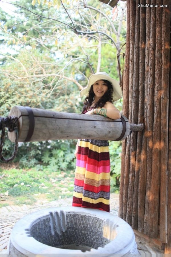 心情很好的性感阿姨在向日葵地里拍照片[第6张/共15张]