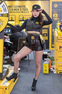 性感模特站岗，别说效果杠杠的，走过路过别错过