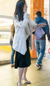 极品少妇赶场赴宴去，有同行的土豪不