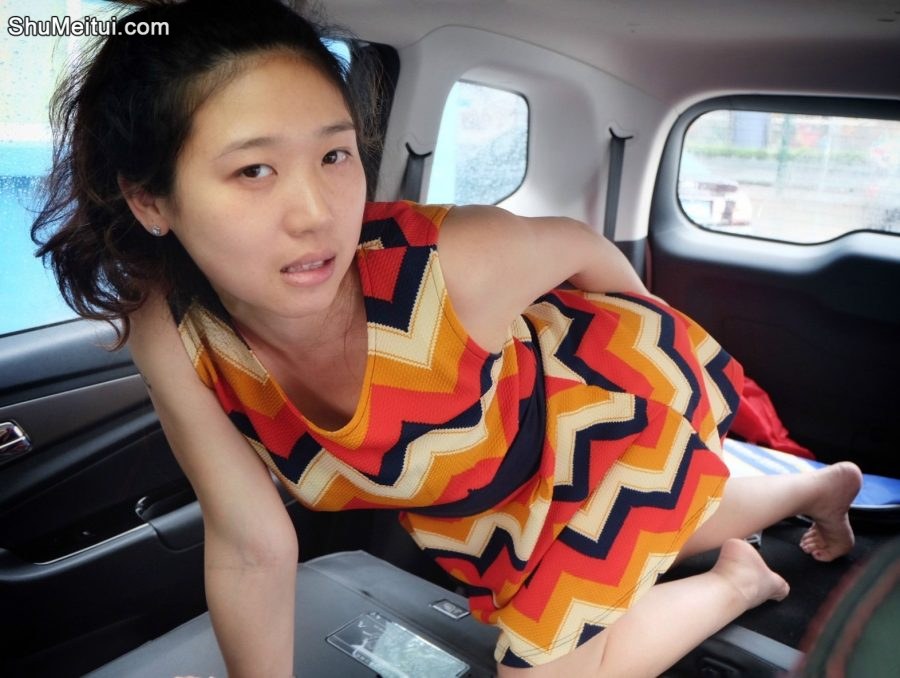 丰满的榴榴嫂彩虹裙大白腿[第2张/共29张]