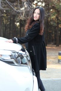 戴眼镜穿短靴的熟女，真是个迷人的妖精了