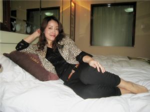 河北气质熟妇在公园里挑高跟鞋