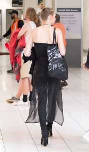 高挑模特和他的助手，我感觉这个模特是俄罗斯的