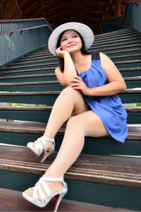 丰满的欣嫂拥有一双肥硕的肉丝腿