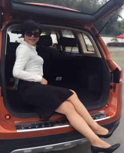 戴墨镜熟透的大姐，长的好有喜感