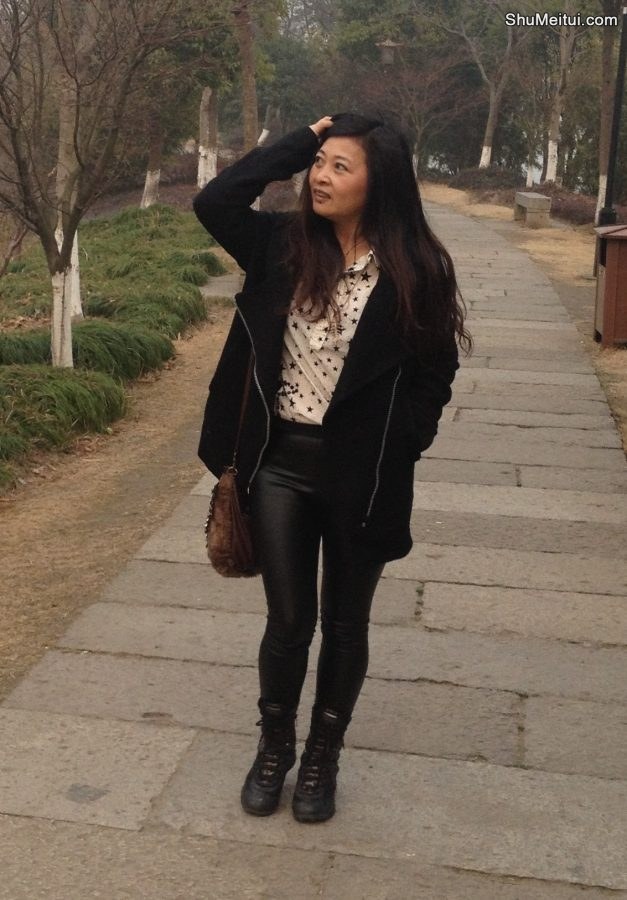 丰满的兰月姐穿紧身皮裤在湖边拍照[第32张/共33张]