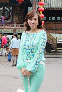 出水芙蓉般的美妇清新装扮游古镇