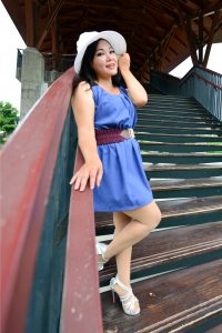 丰满的欣嫂拥有一双肥硕的肉丝腿