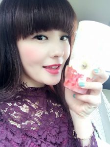 性感的长发嫂子在私家车旁边拍的生活照