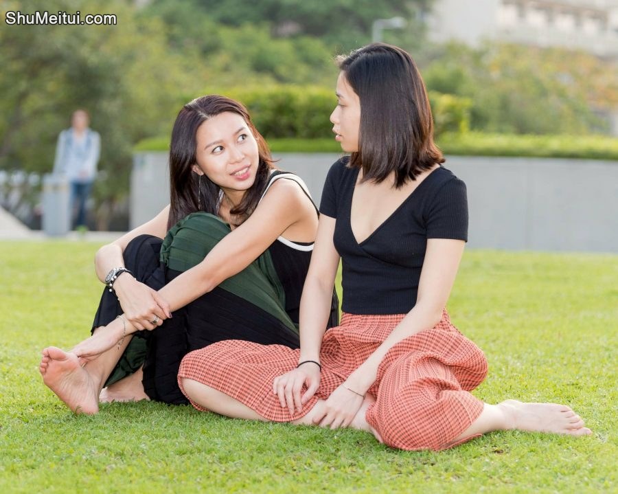 已为人妇的两闺蜜，多年不跳舞了，功底还在[第1张/共5张]