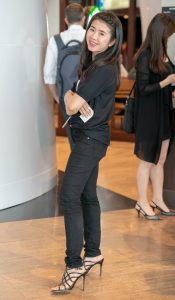 晚上找了2美妇开个房，准备斗一晚上地主