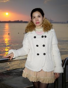 性感美妇王翠嫂来到海边浪一圈，有粉丝吗