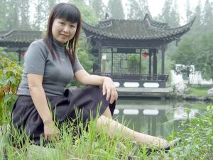 丰腴熟妇山阿姨在公园湖边拍照留念