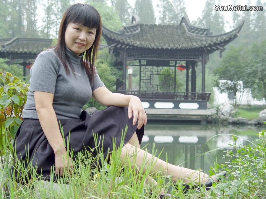 丰腴熟妇山阿姨在公园湖边拍照留念[第3张/共3张]