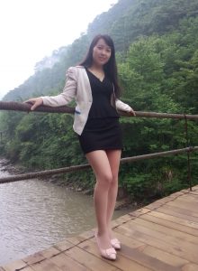 保养不赖的熟妇魏大姐携小公主出境，点个赞