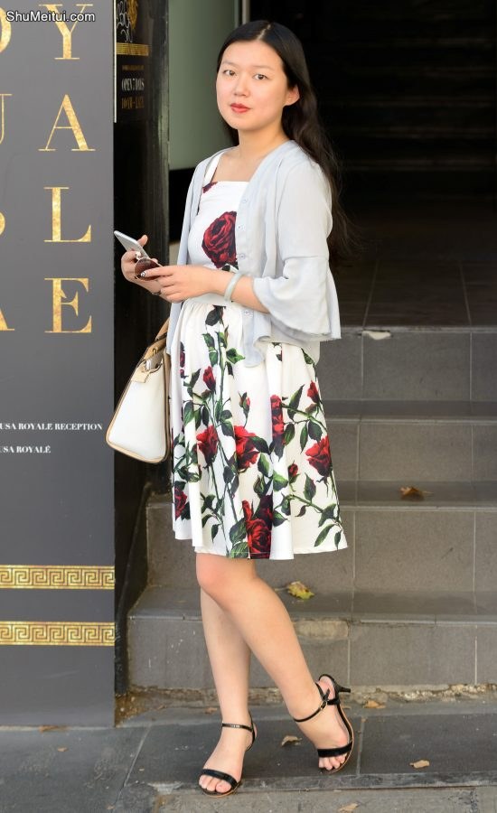 气质超高的美妇花色短裙，得问问她从哪买的[第6张/共12张]