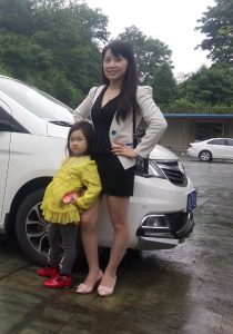 保养不赖的熟妇魏大姐携小公主出境，点个赞