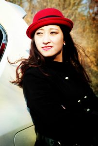 戴眼镜穿短靴的熟女，真是个迷人的妖精了