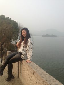 丰满的兰月姐穿紧身皮裤在湖边拍照