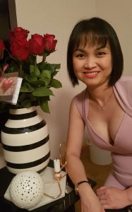 美雅嫂低胸装在家也这么性感