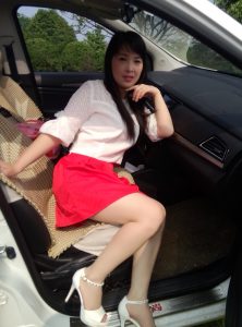 轻熟美人魏大姐又来一波，白衣红裙很是惹眼哦