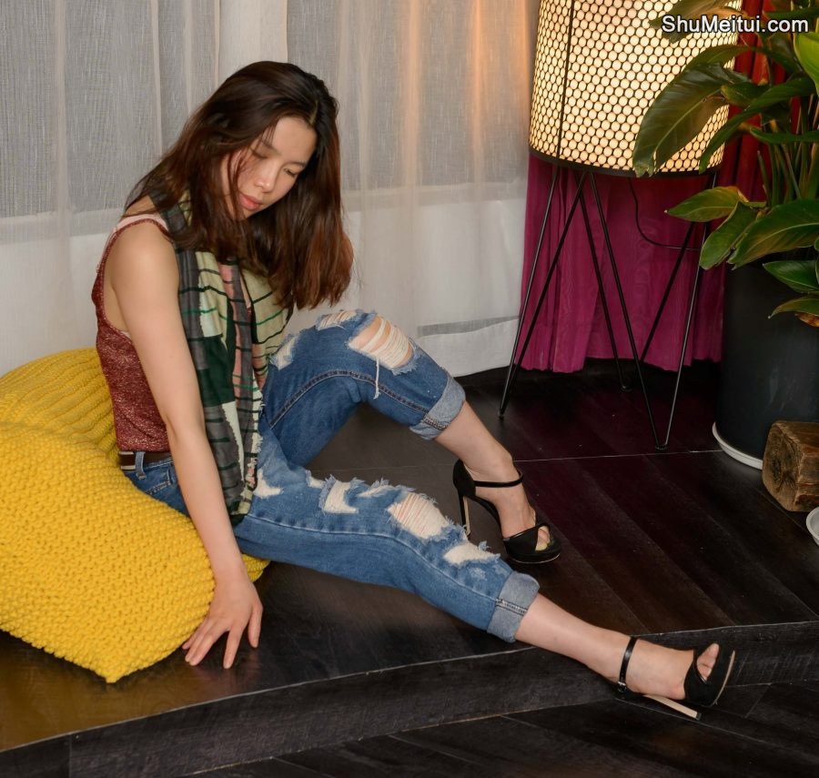 知性的美女自己在家拍写真，姿势很专业[第4张/共6张]