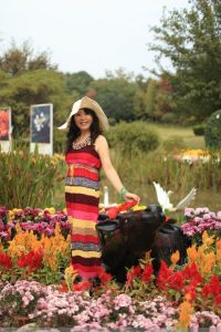 心情很好的性感阿姨在向日葵地里拍照片