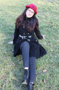 戴眼镜穿短靴的熟女，真是个迷人的妖精了