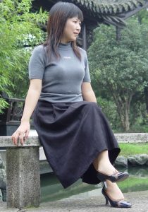 丰腴熟妇山阿姨在公园湖边拍照留念