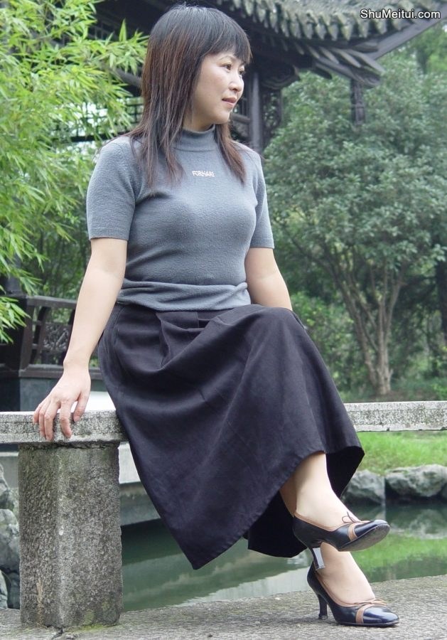 丰腴熟妇山阿姨在公园湖边拍照留念[第2张/共3张]