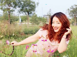 成熟气质姐姐在市郊外拍照片,她有一双丰满玉腿