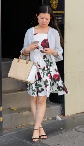 气质超高的美妇花色短裙，得问问她从哪买的