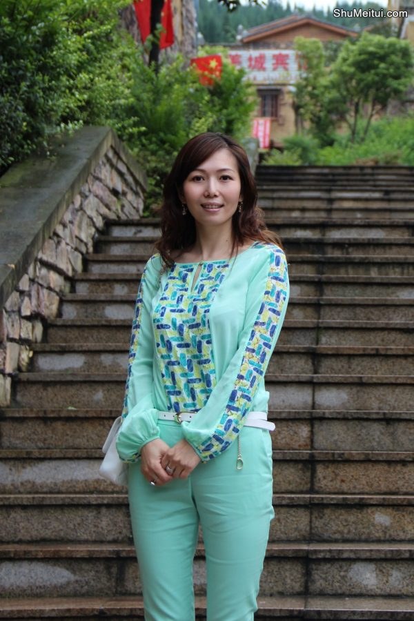 出水芙蓉般的美妇清新装扮游古镇[第9张/共12张]