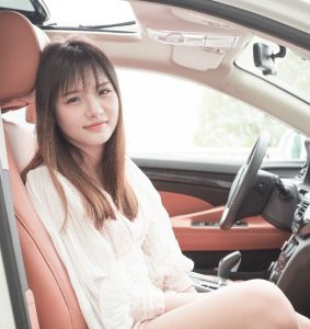 清纯甜美大美女也来媳妇车模了，真是靓呀