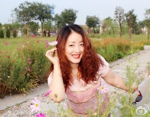 成熟气质姐姐在市郊外拍照片,她有一双丰满玉腿