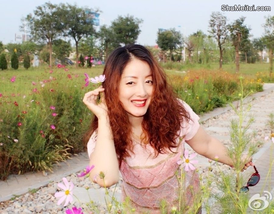 成熟气质姐姐在市郊外拍照片,她有一双丰满玉腿[第3张/共6张]