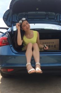 独自带着性感貌美的小姨子回丈人家，一路上我的心跟小鹿似的