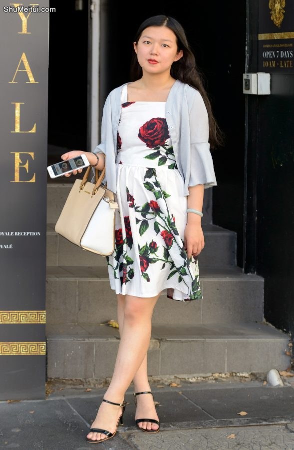 气质超高的美妇花色短裙，得问问她从哪买的[第5张/共12张]