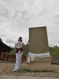 在青海旅行穿白裤骑牛的气质老师